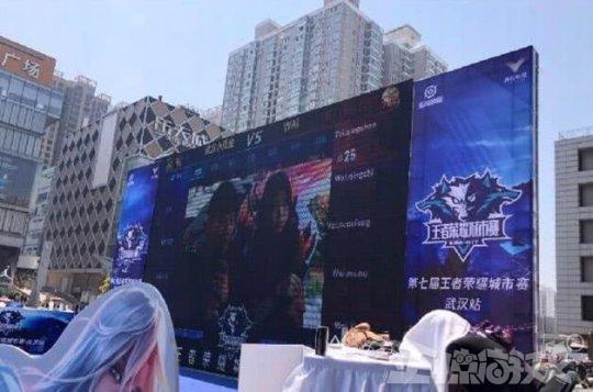 由专员 由专员